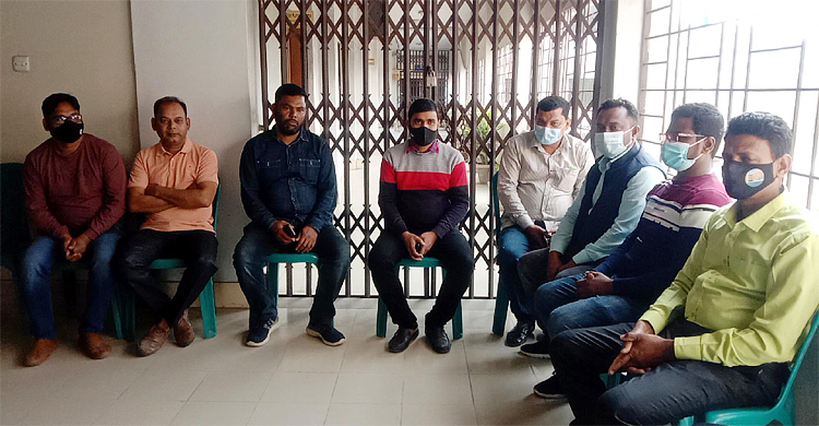 ১৭ দফা দাবিতে পাবিপ্রবি রেজিস্ট্রার অফিসে তালা দিলেন কর্মকর্তারা