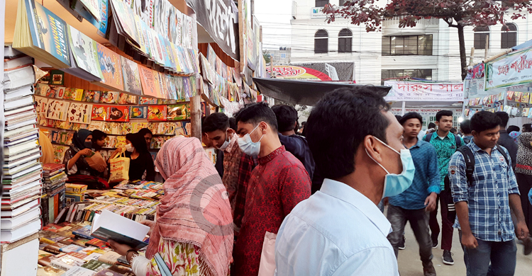 বসন্তকে রাঙিয়ে তুলেছে পাবনার বইমেলা