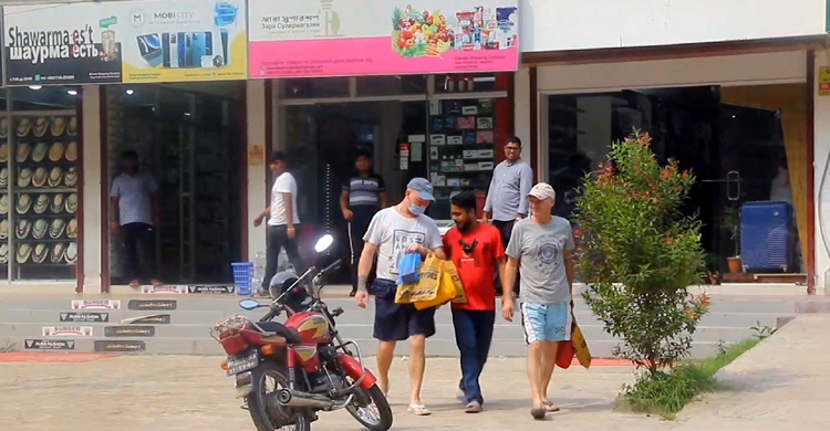 রূপপুরে কাঁধে কাঁধ মিলিয়ে কাজ করছেন রুশ-ইউক্রেনীয়রা