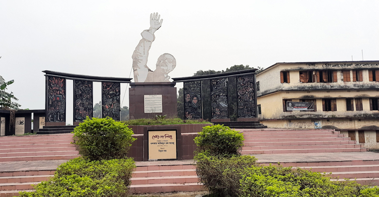 বাংলার সব ইতিহাস বলে দেয় ভাস্কর্য ‘শেকড় থেকে শিখরে’