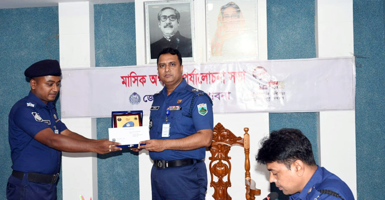 মানসিক ভারসাম্যহীন যুবককে সেবা, পুরস্কার পেলেন সেই কনস্টেবল