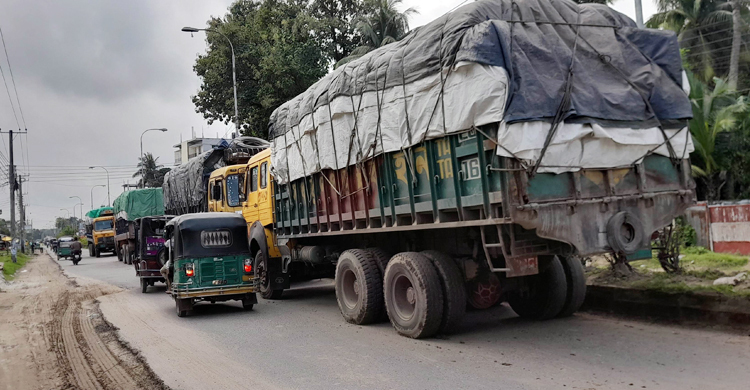 তিন দিন ধরে সড়কে সারিবদ্ধ ট্রাক