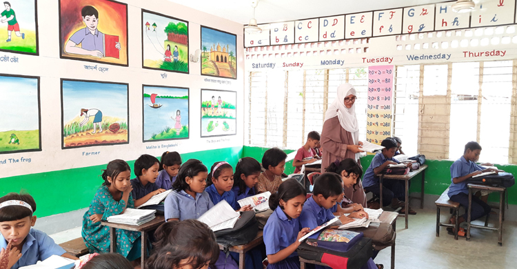 রংতুলির আঁচড়ে বদলে যাচ্ছে সাঁথিয়ার প্রাথমিক বিদ্যালয়