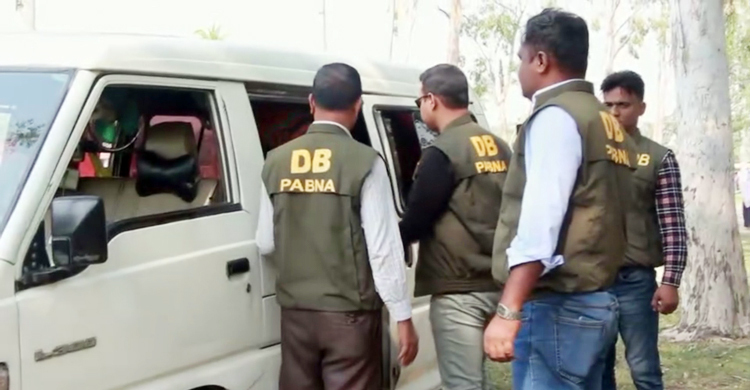 পাবনা মানসিক হাসপাতাল থেকে তিন দালাল আটক