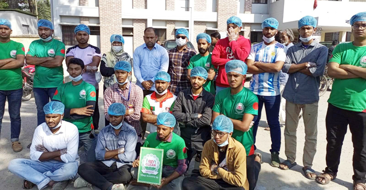 হাসপাতাল চত্বর পরিষ্কার করলেন শিক্ষার্থীরা