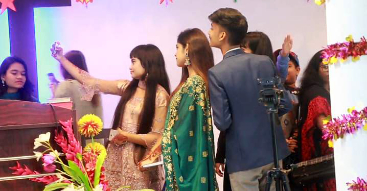 ঈশ্বরদীতে উৎসবে-আনন্দে উদযাপিত হচ্ছে বড়দিন