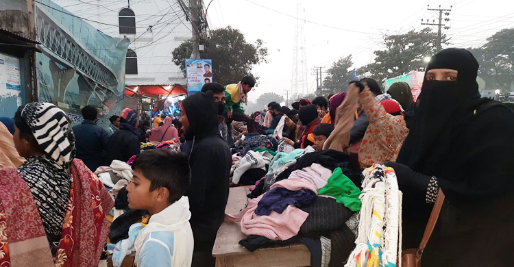 পাবনায় তীব্র শীত, গরম কাপড়ের দোকানে ভিড়
