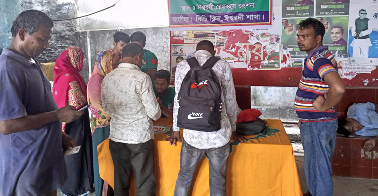 বিনা খরচে যাত্রীদের টিকিট নিবন্ধন করে দিচ্ছেন শিক্ষার্থীরা