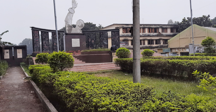 বাংলার সব ইতিহাস বলে দেয় ভাস্কর্য ‘শেকড় থেকে শিখরে’