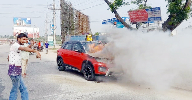 পাবনায় চলন্ত প্রাইভেটকারে আগুন