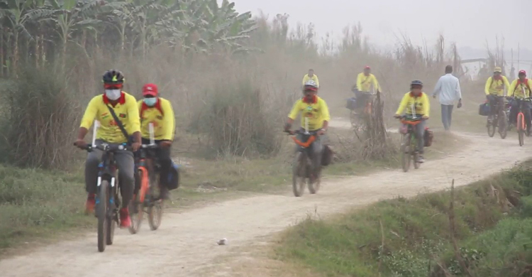 ভাষা শহীদদের শ্রদ্ধা জানাতে সাইকেলে বাংলাদেশে ৮ ভারতীয়