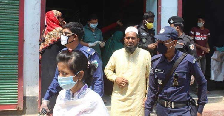 ১১৩ জনকে দুই কেজি করে চাল কম দিলেন আ.লীগ নেতা