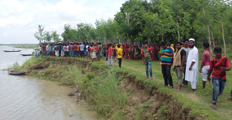 কাশবন কাটতে যাওয়ার সময় পদ্মায় নৌকা ডুবে নিখোঁজ ৪