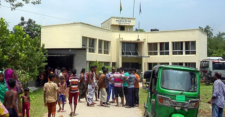 পাবনায় বাসের ধাক্কায় স্কুলছাত্রসহ নিহত ৩