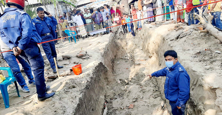 মসজিদ চত্বরে মিলল ৫টি ‘হ্যান্ড গ্রেনেড’
