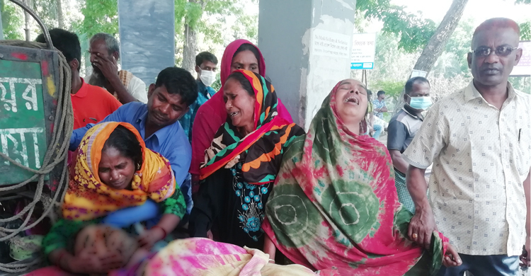 ঘর থেকে ধরে এনে যুবককে কুপিয়ে খুন