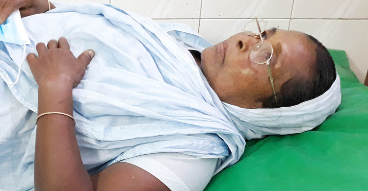 ছেলের লাঠিপেটায় হাসপাতালে মা