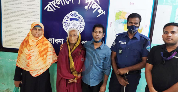 ড্রেনে পড়েছিলেন বৃদ্ধা, বাড়িতে পৌঁছে দিল পুলিশ