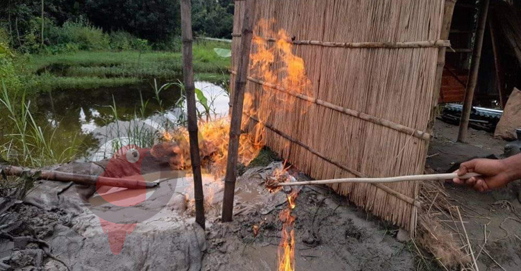 পাবনায় নলকূপের পাইপ বসাতে গিয়ে বেরিয়ে এলো গ্যাস