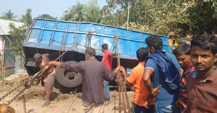 বাবার কাছে রাতভর ধর্ষি,ত ১৩ বছরের মেয়ে! 1 নিয়ন্ত্রণ হারিয়ে ট্রাক বসতঘরে, বৃদ্ধা নিহত