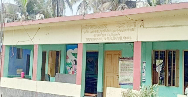 ক্লাসে ঢুকে শিক্ষককে মারধর করলেন অভিভাবক