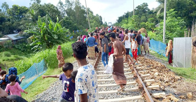 কানে ইয়ারফোন লাগিয়ে রেললাইন পারের সময় প্রাণ গেলো কিশোরের