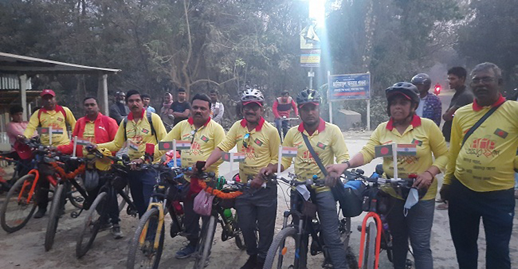 ভাষা শহীদদের শ্রদ্ধা জানাতে সাইকেলে বাংলাদেশে ৮ ভারতীয়
