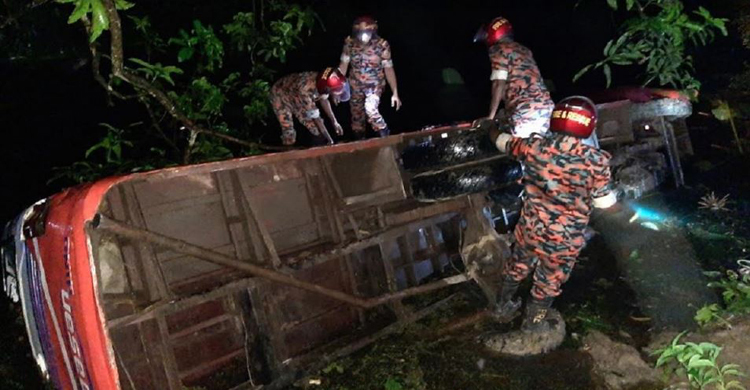 পাবনায় ফেরার পথে বিয়ের গাড়ি উল্টে বরসহ আহত ২০, অক্ষত কনে