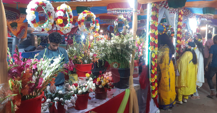 ঈশ্বরদীর ফুল ব্যবসায়ীদের মুখে হাসি নেই