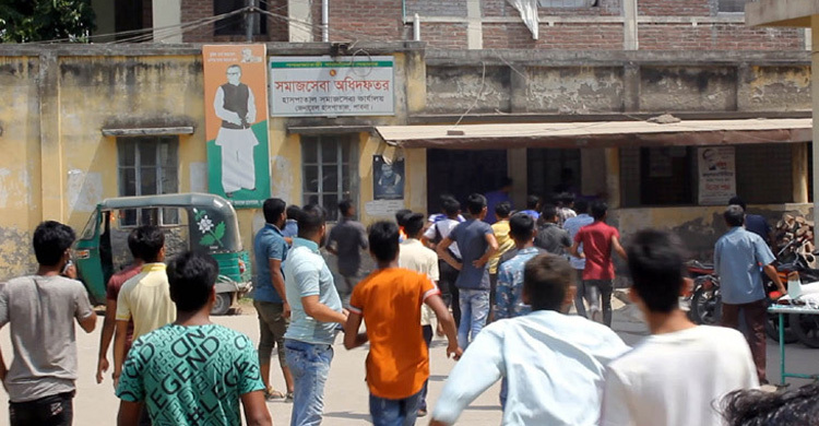 হাসপাতালের আনসার ক্যাম্পে অ্যাম্বুলেন্স চালকদের ভাঙচুর