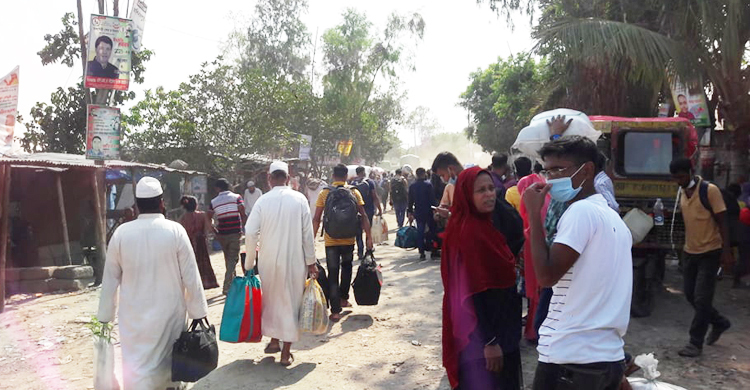 কাজীরহাট ঘাট দিয়ে মানুষ আসছে পিঁপড়ের সারির মতো