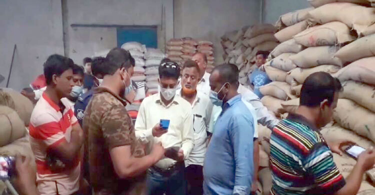 পূজামণ্ডপে বরাদ্দ ৫৮ টন চাল ব্যবসায়ীর গুদাম থেকে উদ্ধার
