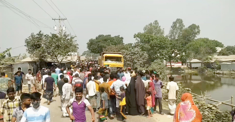 বাইক থামিয়ে কথা বলছিলেন ফোনে, ট্রাকচাপায় প্রাণ গেল বাবা-মেয়ের
