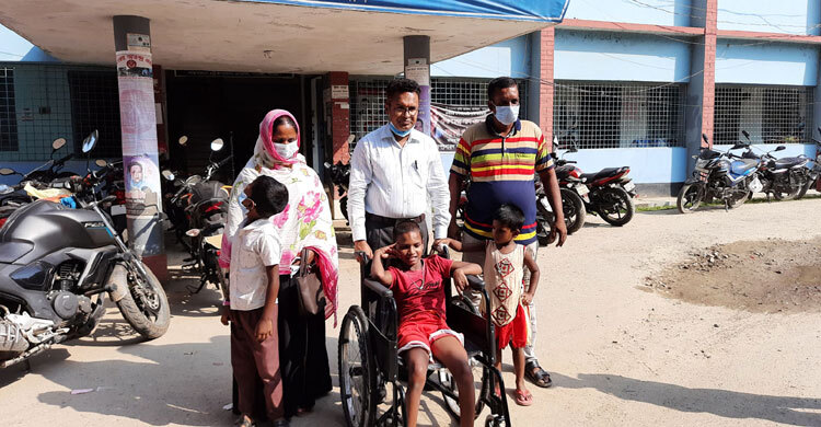 অসহায় শিশুকে হুইল চেয়ার দিলেন ইউএনও