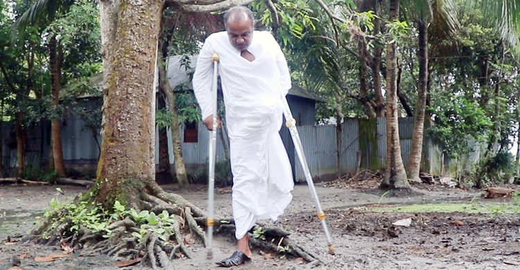 নায়েব আলী পা হারালো প্রতিবেশীর জন্য, হাত কেটে নিলো ডাকাত