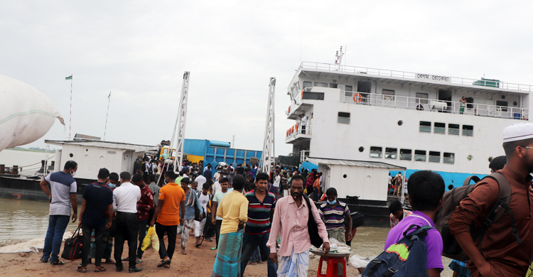 কাজীরহাট ফেরিঘাটে যাত্রীদের ভিড়