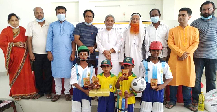 বিপজ্জনক রেললাইনের গর্ত ভরাট করা ৪ শিশুকে সংবর্ধনা