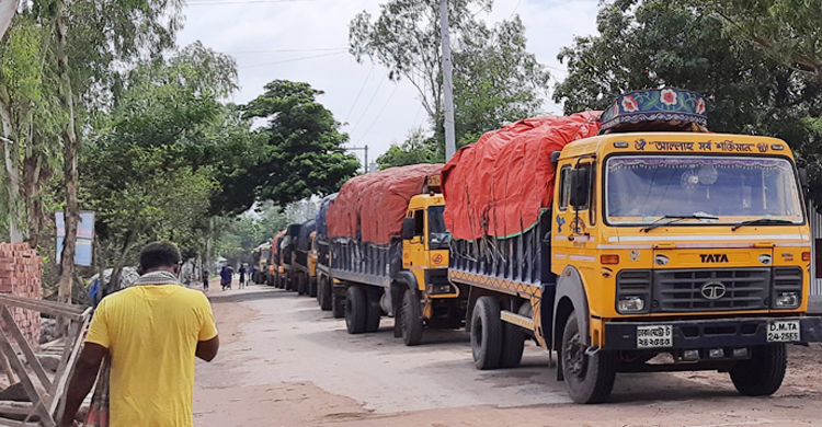ফেরি স্বল্পতায় কাজীরহাট ঘাটে ৫ কিলোমিটার যানজট
