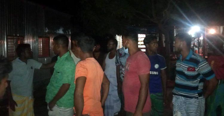 কাজীরহাট ফেরিঘাটে অপেক্ষমাণ ট্রাকচালকদের বিক্ষোভ