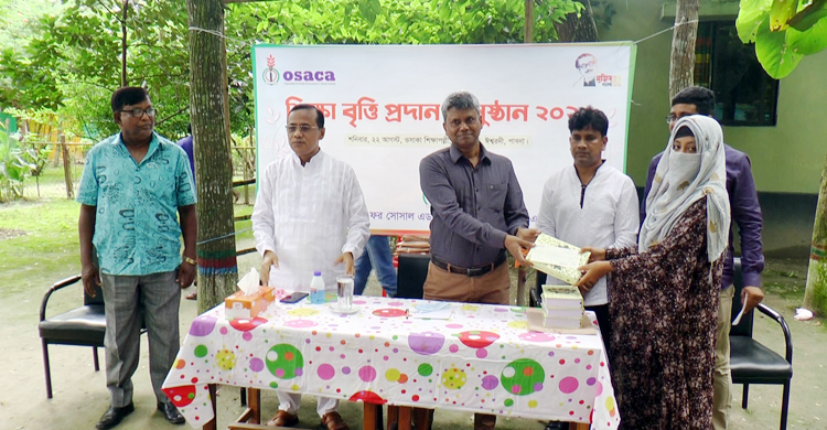 পাবনায় ৮৩ গরিব শিক্ষার্থীকে ১০ লাখ টাকা প্রদান