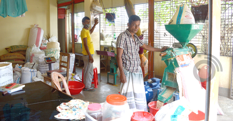 মিনি অটো রাইস মিলে নিমিষে আলাদা চাল-খুদ-কুঁড়া