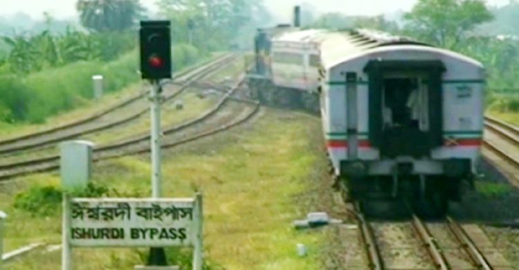 ট্রেন থেকে লাফ দিয়ে কাটা পড়লেন ব্যাংক কর্মকর্তা