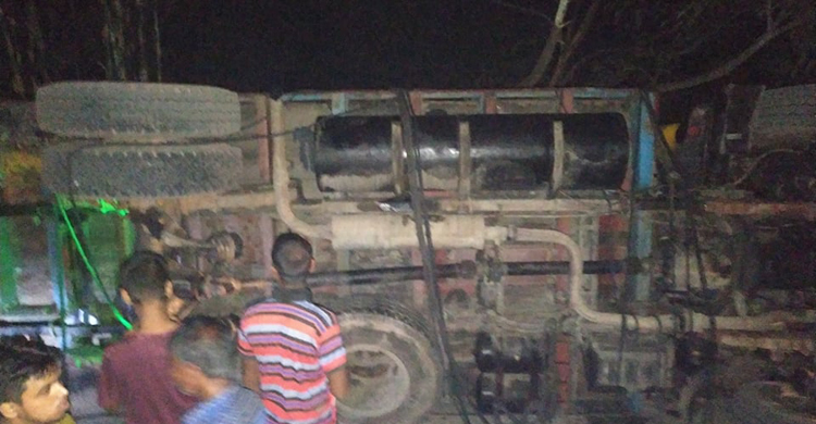 চোখের সামনে স্ত্রীর মৃত্যু দেখে পাগলপ্রায় স্বামী