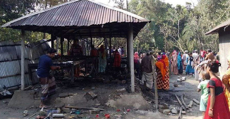 ফায়ার সার্ভিস পৌঁছানোর আগেই কয়লা আড়াইশ মুরগি