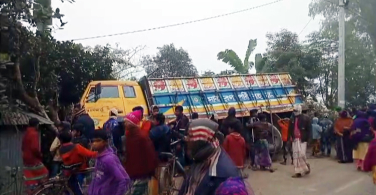 নিয়ন্ত্রণ হারিয়ে ট্রাক ঘরে, প্রাণ গেল যুবকের