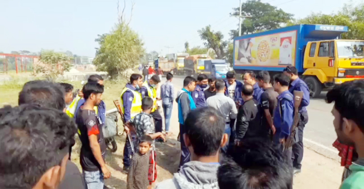 পণ্যবোঝাই ট্রাকের ধাক্কায় কাভার্ডভ্যানের দুই যাত্রী নিহত