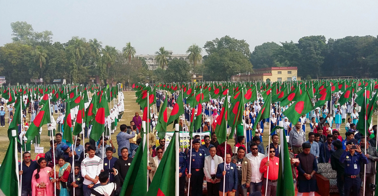 পাবনায় জাতীয় পতাকা হাতে হাজারো কণ্ঠে জাতীয় সংগীত