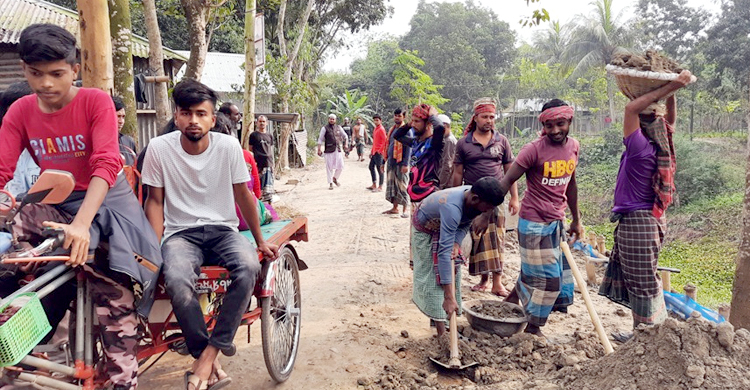 একাই গ্রামবাসীকে খুশি করে চলেছেন জয়দার