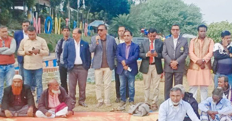 ২০০ প্রবীণকে নিয়ে পদ্মাপাড়ে বনভোজন