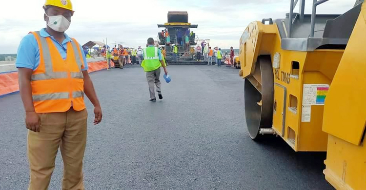 পদ্মা সেতুর সড়ক পথে চলছে পিচঢালাইয়ের কাজ